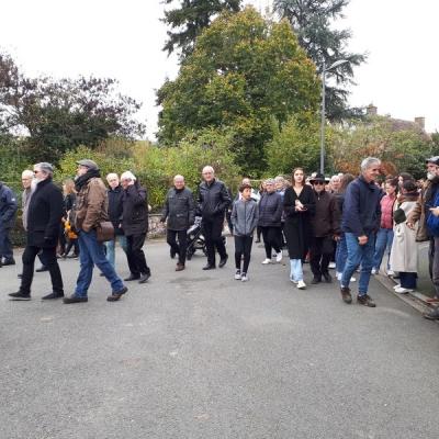 Rassemblement devant le monument