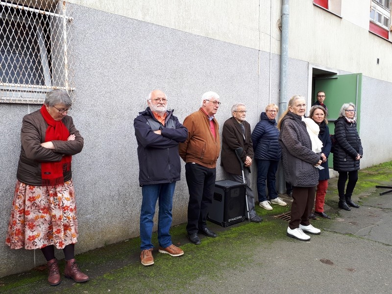 Quelques choristes d'Epichœur participent en chantant la Marseillaise