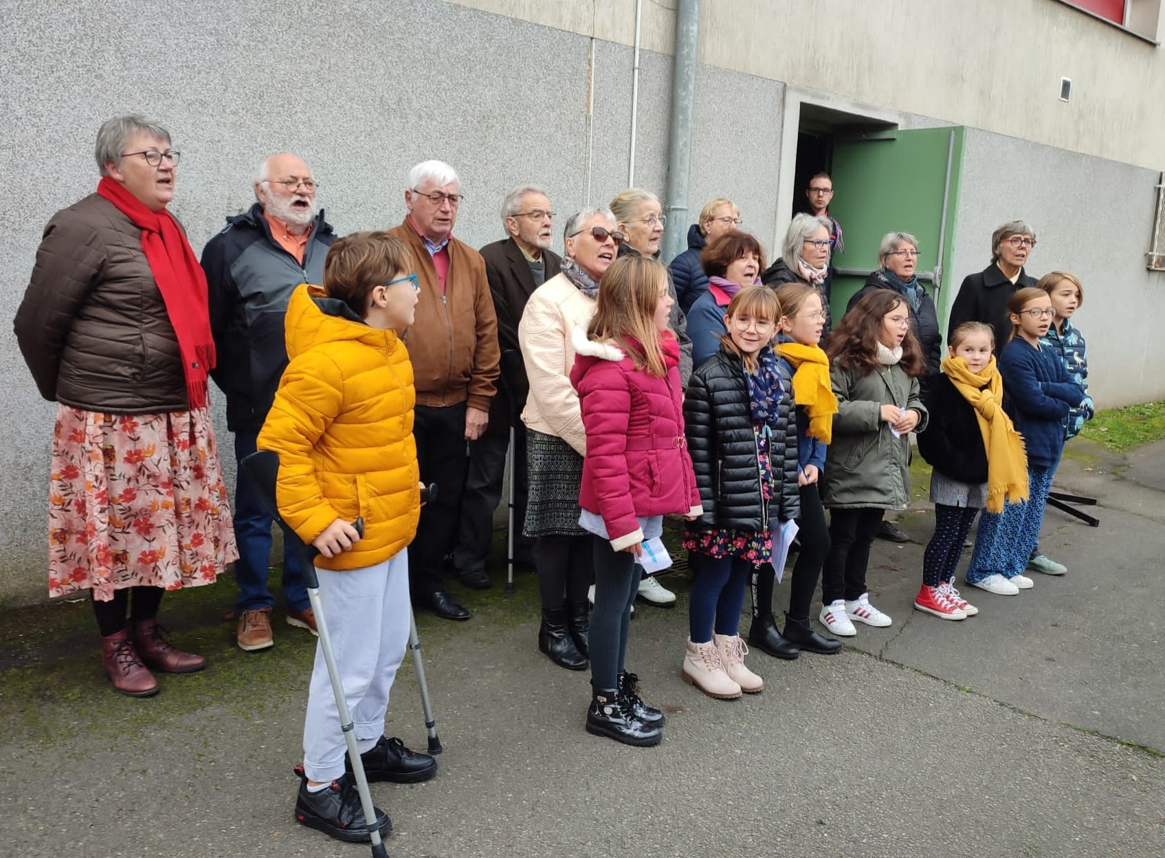 Enfants et choristes associés pour chanter la Marseillaise