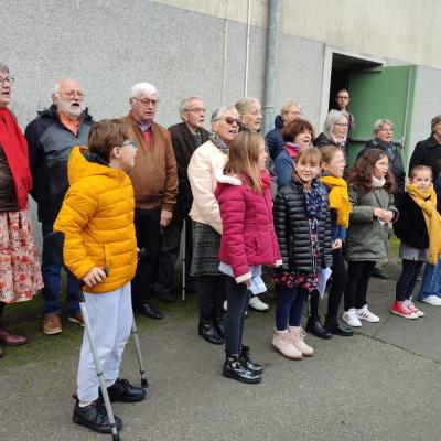 Enfants et choristes associés pour chanter la Marseillaise